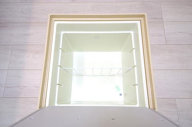 ミネラルウォーター、缶詰、非常食のストックに便利です。空間を有効に利用した収納です。