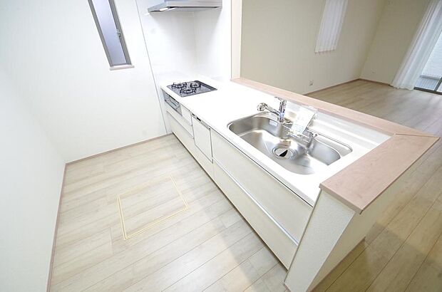 キッチンには耐久性が高く、お手入れも簡単で人工大理石トップを採用して、キッチンを優雅に演出しました。