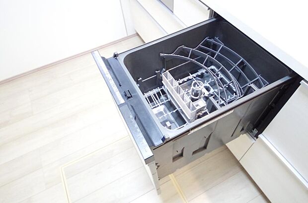 食器の出し入れがしやすいスライド収納タイプの食器洗い乾燥機です。また、節水効果にも優れています。