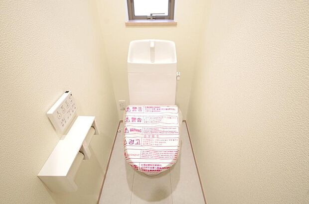 少ない水を有効に使って、汚れも効率よく洗浄します。便器は奥までふちのない掃除がしやすい形状です。