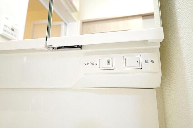 洗面台には、照明とコンセントが標準装備されております。コンセントの容量は1300Wまで大丈夫です。