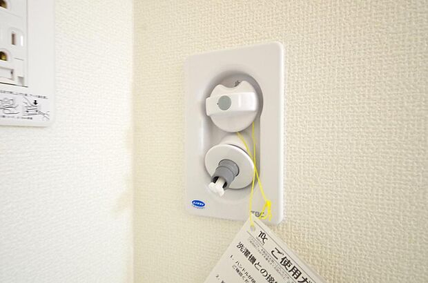 洗濯機用の給水口には蛇口ではなく、全自動洗濯機が設置できる専用の給水口が設置されております。