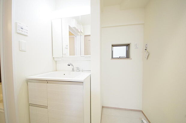 家族全員で利用するパブリックスペースとなりますので、鏡周りの収納ですっきり洗面台がご利用いただけます