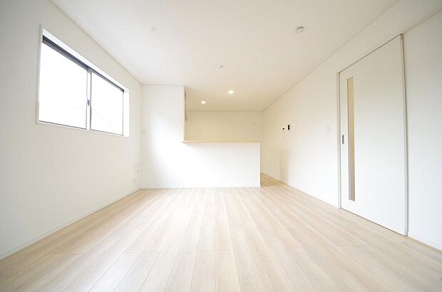 明るい陽光が差し込み開放的なリビング ダイニングを演出し、ゆとりある空間はご満足いただけます。