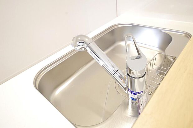 キッチンの水栓はホースが伸びますので、大きな鍋も楽に洗う事が出来ます。また、浄水器もビルトインです。