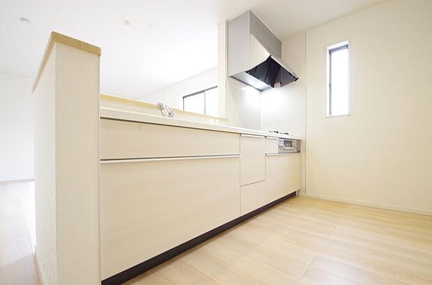 リビング ダイニング全体が見渡せるキッチンは、リビングのお子様の様子を見守りながら家事ができます。