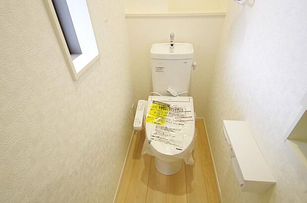 少ない水を有効に使って、汚れも効率よく洗浄します。便器は奥までふちのない掃除がしやすい形状です。