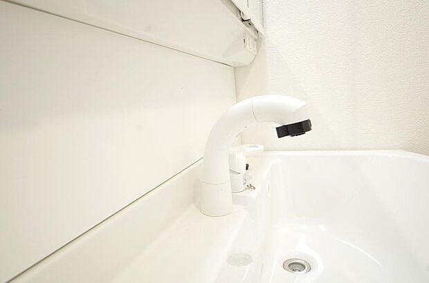 洗面台の給水口はホースが伸びるので朝シャン出来ます。シングルレバーでお湯の温度も楽々調整出来ます。