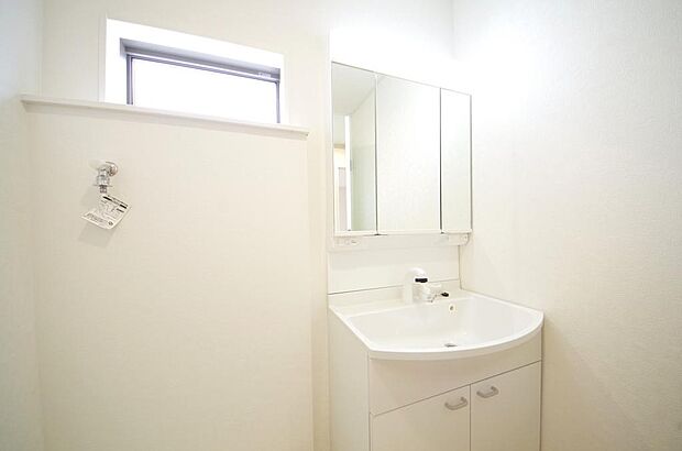 家族全員で利用するパブリックスペースとなりますので、鏡周りの収納ですっきり洗面台がご利用いただけます