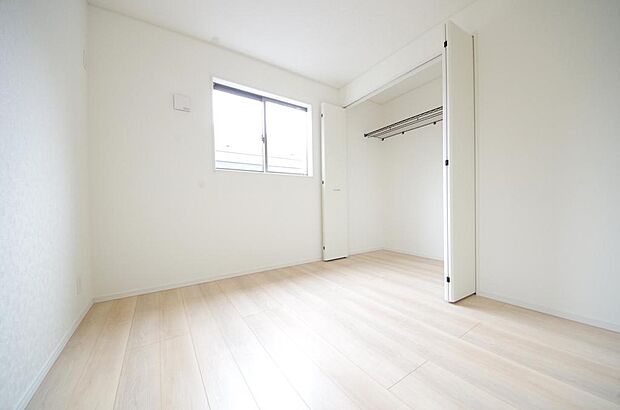 木の質感が優しい床材と豊富な収納が特徴的な、心に温かさを感じる内装です。