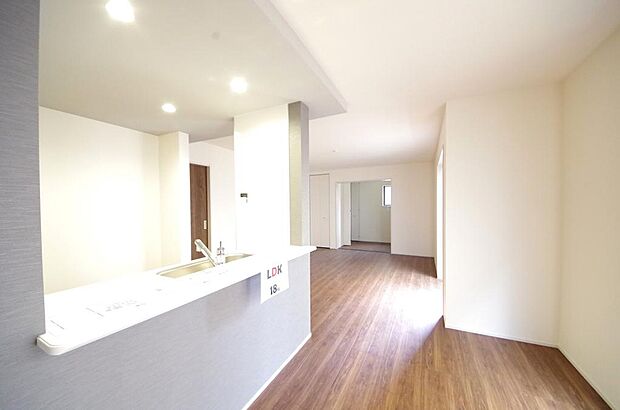 家族皆方が一番長い時間を共有するリビング ダイニング。快適な空間としてご利用いただけます。