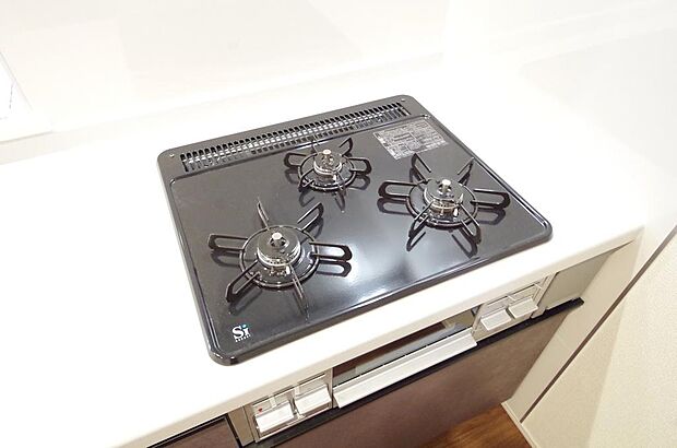 三ツ口コンロはSiセンサーが組み込まれています。長時間の使用の際にセンサーが自動でストップします。