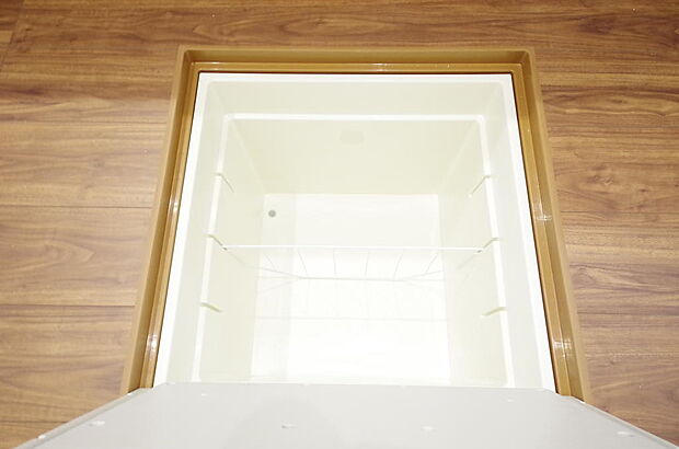 ミネラルウォーター、缶詰、非常食のストックに便利です。空間を有効に利用した収納です。