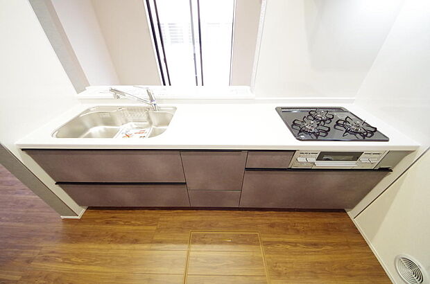 キッチンには耐久性が高く、お手入れも簡単で人工大理石トップを採用して、キッチンを優雅に演出しました。