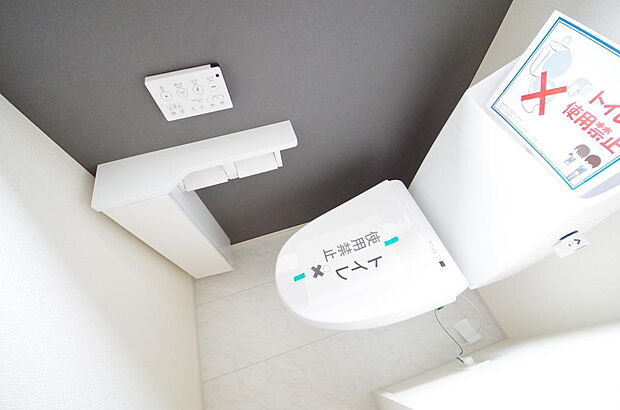 少ない水を有効に使って、汚れも効率よく洗浄します。便器は奥までふちのない掃除がしやすい形状です。