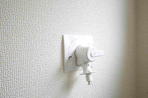 洗濯機用の給水口には蛇口ではなく、全自動洗濯機が設置できる専用の給水口が設置されております。