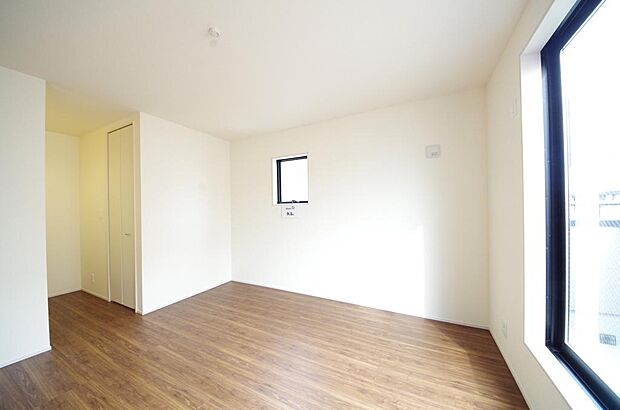 木の質感が優しい床材と豊富な収納が特徴的な、心に温かさを感じる内装です。