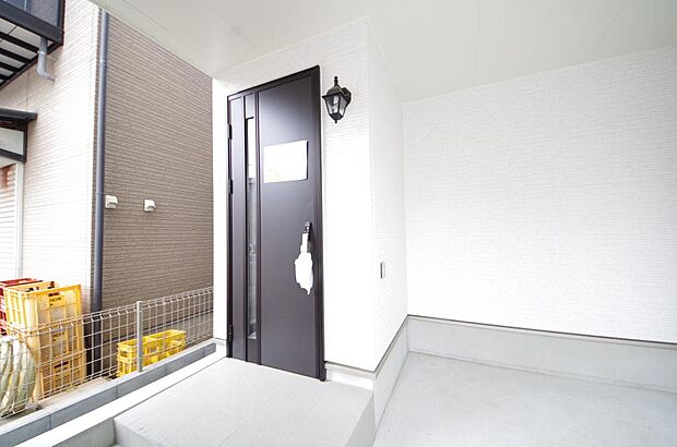 玄関はいわばその邸宅の顔です。だからこそ、迎賓のためにしつらえを細部まで施しました。