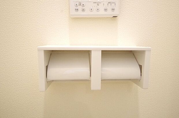 トイレ内のペーパーホルダーは、しっかりとした押さえ付き横型ダブルホルダーが標準装備されています。
