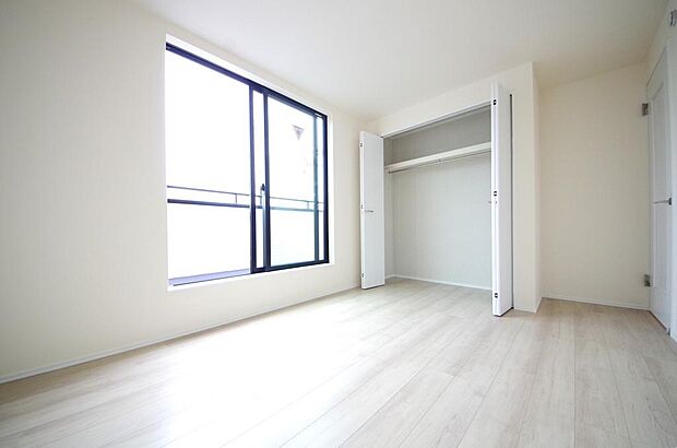 木の質感が優しい床材と豊富な収納が特徴的な、心に温かさを感じる内装です。