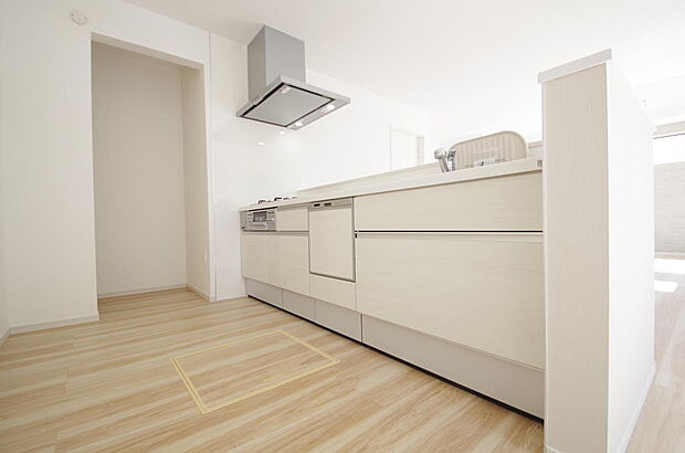 キッチンには耐久性が高く、お手入れも簡単で人工大理石トップを採用して、キッチンを優雅に演出しました。