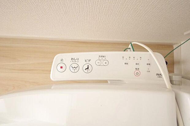 ウォシュレット機能 暖房便座は必需品です。1階 2階の両方のトイレに付いてます。
