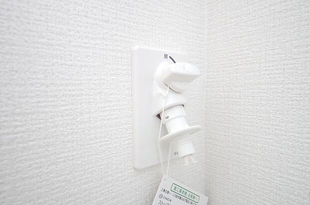 洗濯機用の給水口には蛇口ではなく、全自動洗濯機が設置できる専用の給水口が設置されております。