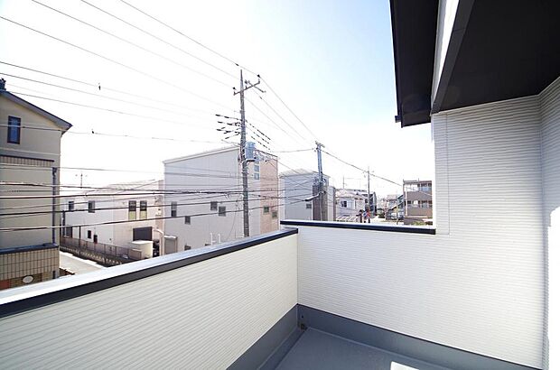 陽光あふれるバルコニーは、たくさんの光を浴びることができるのでお洗濯物やお布団もしっかり干せます。