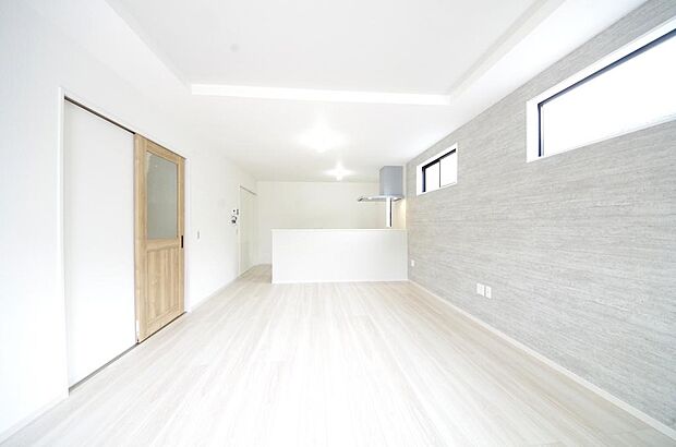 明るい陽光が差し込み開放的なリビング ダイニングを演出し、ゆとりある空間はご満足いただけます。