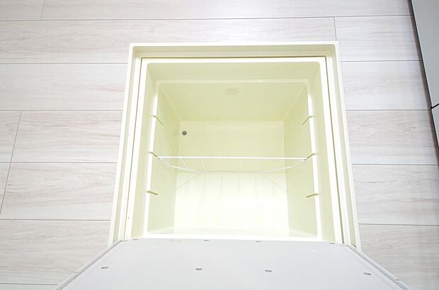 ミネラルウォーター、缶詰、非常食のストックに便利です。空間を有効に利用した収納です。