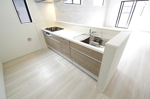 キッチンには耐久性が高く、お手入れも簡単で人工大理石トップを採用して、キッチンを優雅に演出しました。