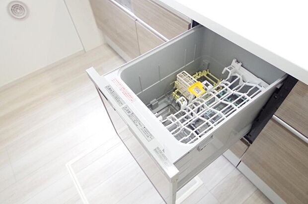 食器の出し入れがしやすいスライド収納タイプの食器洗い乾燥機です。また、節水効果にも優れています。