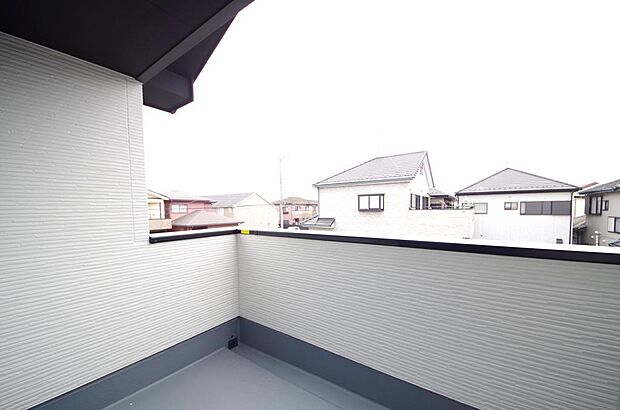 陽光あふれるバルコニーは、たくさんの光を浴びることができるのでお洗濯物やお布団もしっかり干せます。