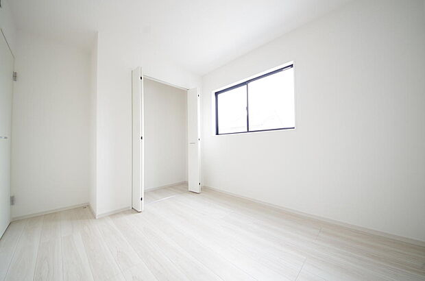 木の質感が優しい床材と豊富な収納が特徴的な、心に温かさを感じる内装です。