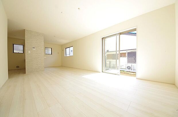 明るい陽光が差し込み開放的なリビング ダイニングを演出し、ゆとりある空間はご満足いただけます。