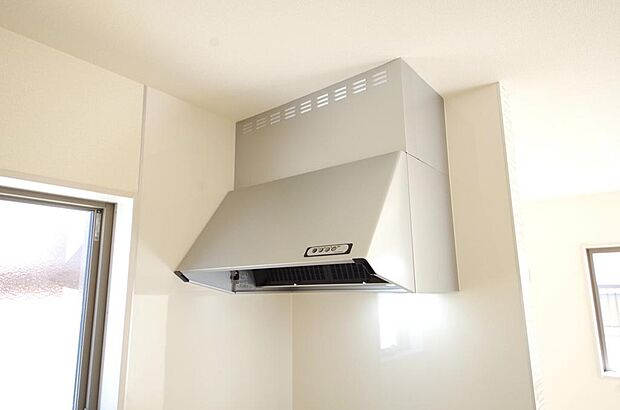 キッチン上部には、ブーツ型の照明付きのレンジフードが標準装備されております。