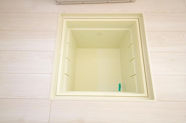 ミネラルウォーター、缶詰、非常食のストックに便利です。空間を有効に利用した収納です。