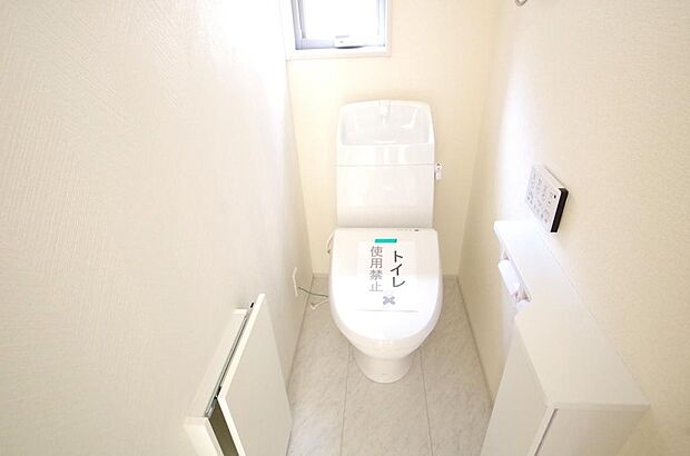 少ない水を有効に使って、汚れも効率よく洗浄します。便器は奥までふちのない掃除がしやすい形状です。