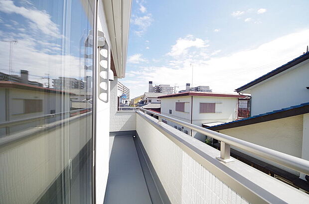 陽光あふれるバルコニーは、たくさんの光を浴びることができるのでお洗濯物やお布団もしっかり干せます。