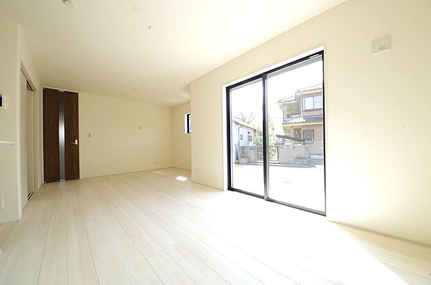 明るい陽光が差し込み開放的なリビング ダイニングを演出し、ゆとりある空間はご満足いただけます。