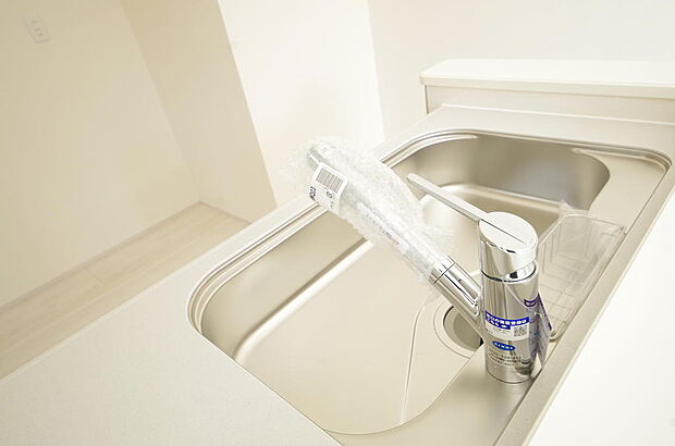 レバー操作一つで水量、温度も調節可能です。また、蛇口には浄水カートリッジも内蔵可能です。