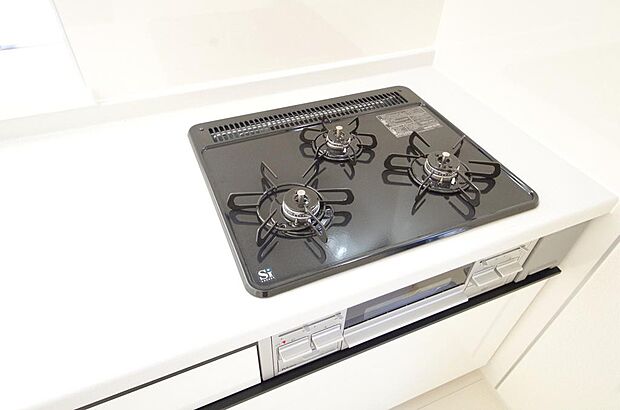 三ツ口コンロはSiセンサーが組み込まれています。長時間の使用の際にセンサーが自動でストップします。