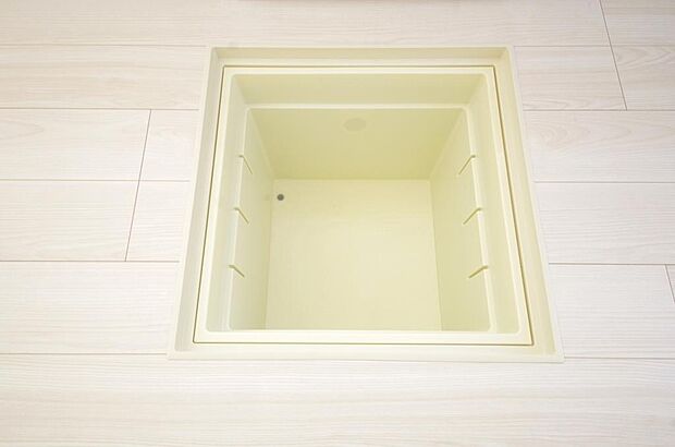 ミネラルウォーター、缶詰、非常食のストックに便利です。空間を有効に利用した収納です。