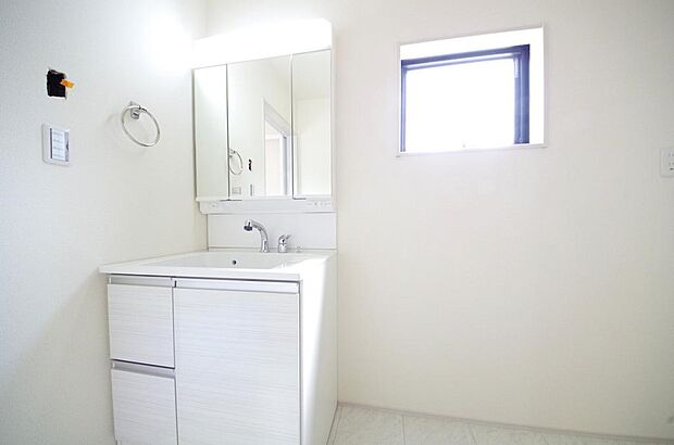 家族全員で利用するパブリックスペースとなりますので、鏡周りの収納ですっきり洗面台がご利用いただけます