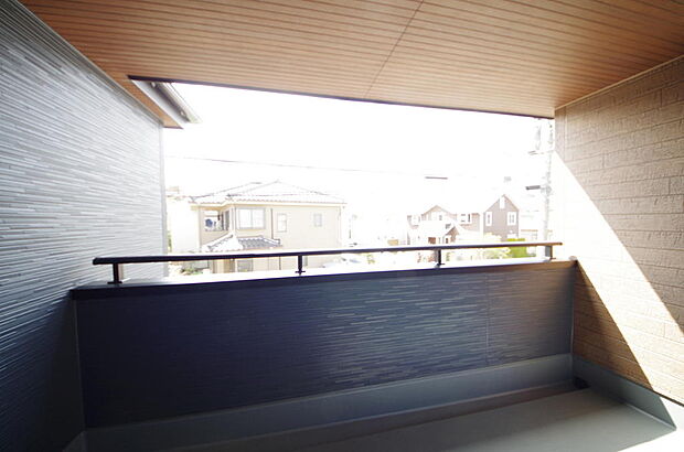 陽光あふれるバルコニーは、たくさんの光を浴びることができるのでお洗濯物やお布団もしっかり干せます。