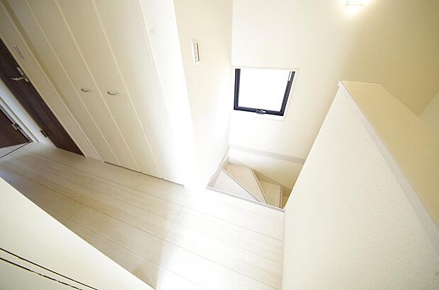 階段には手すりを標準装備することで、お子様やご高齢者の安全性にも配慮しております。