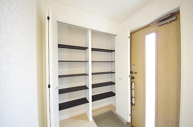 棚板が多く、沢山の靴が収納可能。棚板は稼働可能ですのでブーツやヒールの高い靴も収納でき便利です。