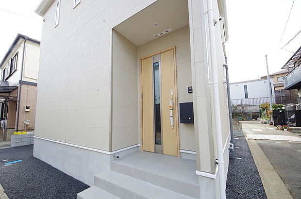 玄関はいわばその邸宅の顔です。だからこそ、迎賓のためにしつらえを細部まで施しました。