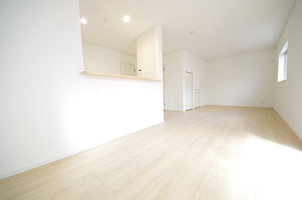 明るい陽光が差し込み開放的なリビング ダイニングを演出し、ゆとりある空間はご満足いただけます。