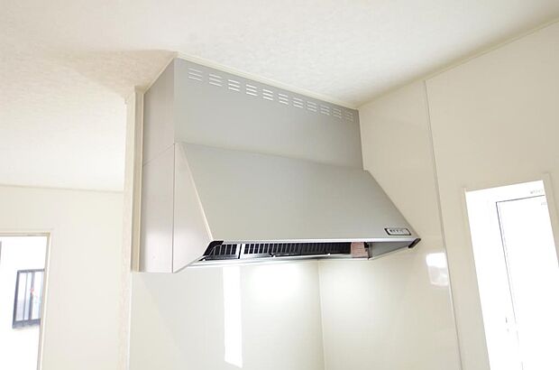 キッチン上部には、ブーツ型の照明付きのレンジフードが標準装備されております。
